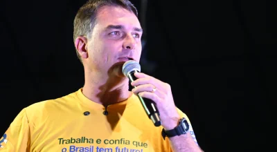 Flávio Bolsonaro evita prometer aumento real do salário mínimo em sabatina