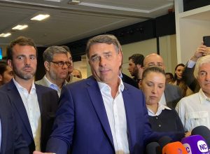 Flávio Bolsonaro evita responder sobre 'Dark Horse' e questiona Lulinha