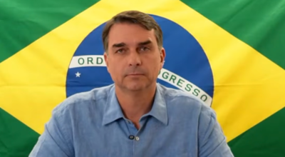 Flávio Bolsonaro expressa descontentamento com críticas da centro-direita