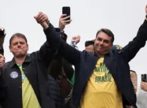 Flávio Bolsonaro expressa otimismo com apoio de Tarcísio e líderes no segundo turno