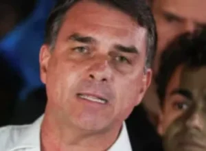 Flávio Bolsonaro ignora ordem do STF e deixa de entregar passaporte à Polícia Federal