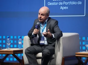 Flávio Bolsonaro integra economista-chefe da Apex em sua equipe de campanha