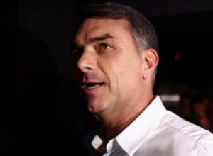 Flávio Bolsonaro não entrega passaporte e permanece em silêncio há quase 24 horas