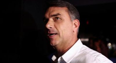 Flávio Bolsonaro não entrega passaporte e permanece em silêncio há quase 24 horas