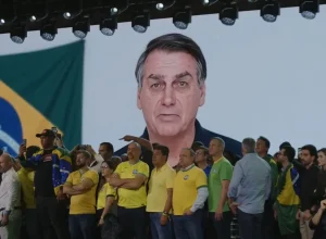 Flávio Bolsonaro pode enfrentar sanções por vídeo gerado por IA com Jair Bolsonaro