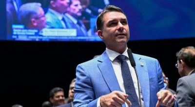 Flávio Bolsonaro pode ter deixado o Brasil em direção aos EUA