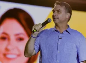 Flávio Bolsonaro promete ajuste fiscal, mas não detalha medidas na TV