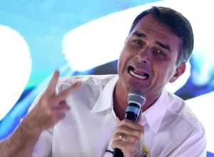 Flávio Bolsonaro promete manter reajuste do salário mínimo e Bolsa Família em sua candidatura