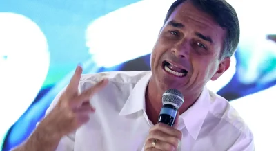 Flávio Bolsonaro promete manter reajuste do salário mínimo e Bolsa Família em sua candidatura