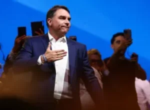 Flávio Bolsonaro promete revogar imposto de 12% sobre exportação de petróleo