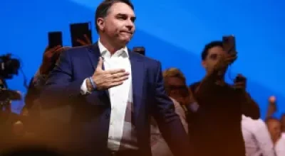 Flávio Bolsonaro promete revogar imposto de 12% sobre exportação de petróleo