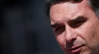 Flávio Bolsonaro propõe novas regras fiscais para controle rigoroso de gastos em caso de alta da dívida