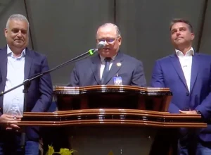 Flávio Bolsonaro recebe oração em evento da Assembleia de Deus em Maceió