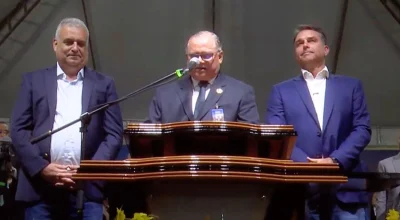 Flávio Bolsonaro recebe oração em evento da Assembleia de Deus em Maceió