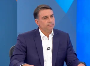 Flávio Bolsonaro responde a perguntas sobre polêmicas em sabatina na TV Globo