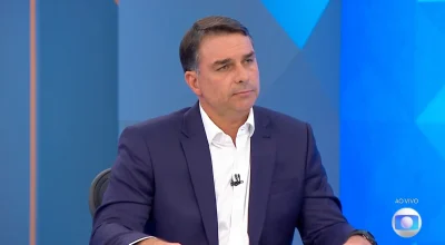 Flávio Bolsonaro responde a perguntas sobre polêmicas em sabatina na TV Globo