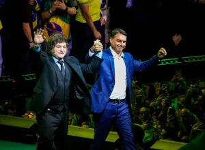 Flávio Bolsonaro se apresenta como candidato à presidência e promete honrar legado do pai