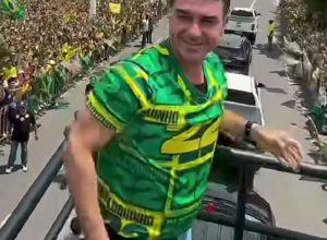 Flávio Bolsonaro se refere a Jair Bolsonaro como 'professor' durante evento no Espírito Santo
