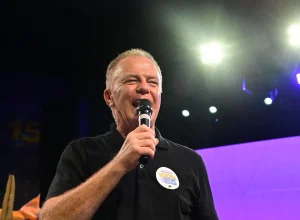 Folha Vitória recebe Renato Casagrande para entrevista ao vivo nesta quarta-feira, 26