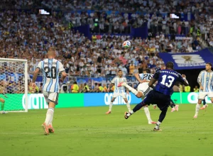 Gol de Sidny Lopes Cabral é eleito o mais bonito da Copa do Mundo