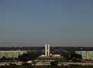 Governo projeta superávit significativo entre R$ 18 bilhões e 20 bilhões para 2027