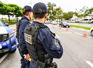 Guarda de Vitória realiza blitz e detém motociclista com CNH falsa e placa adulterada