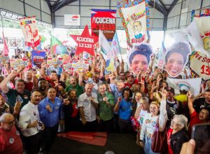 Helder Salomão e Contarato lançam candidaturas em evento lotado em Vitória