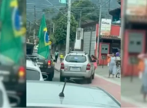 Homem é detido após atropelar crianças durante ato político em Ilhabela
