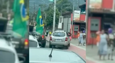 Homem é detido após atropelar crianças durante ato político em Ilhabela