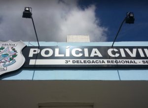 Homem invade delegacia na Serra e causa danos a equipamentos
