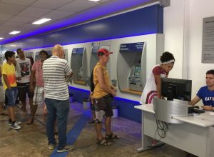 telefone. A central retornará com o atendimento neste sábado (2), das 7 horas às