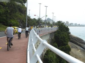 chuvas. Avião de bimotor cai e bate em prédio em Belo Horizonte. PF apreende mai