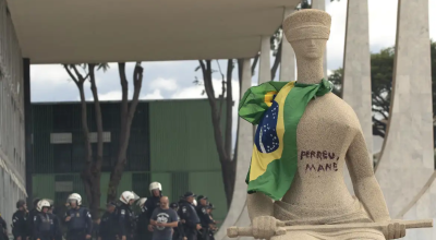 participar dos atos e pichar a frase “Perdeu, mané” na estátua A Justiça, locali