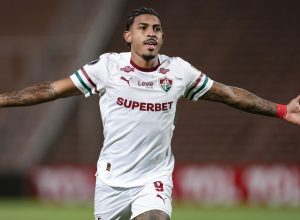 ting Cristal e assume ponta de grupo. Fluminense anuncia a contratação do atacan