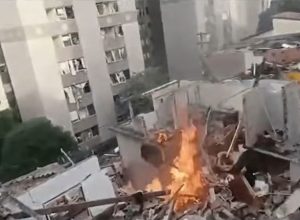 ta-voz do Corpo de Bombeiros, era um homem de 45 anos. Os Bombeiros ainda trabal
