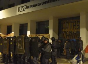 PM. PM retira estudantes da reitoria da USP. Durante o ato, os vereadores Rubinh