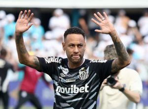 15 de março de 2026 Neymar, do Santos, durante o aquecimento antes da partida REUTERS/Thiago Bernardes