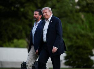 O presidente dos EUA, Donald Trump, chega à Casa Branca em Washington 3 de maio de 2026 REUTERS/Annabelle Gordon