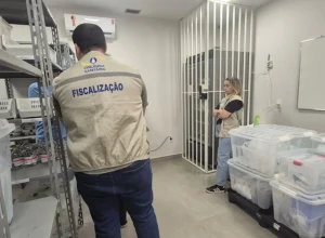 Foto colorida de agentes da Anvisa em fábrica de medicamentos irregular - Metrópoles.