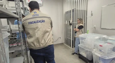 Foto colorida de agentes da Anvisa em fábrica de medicamentos irregular - Metrópoles.