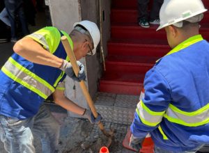 A Sabesp tem 1.200 frentes de obra em andamento; na imagem, funcionários da companhia em obra na cidade de São Paulo