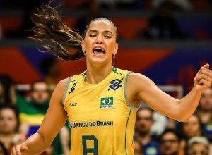 Júlia Kudiess, central do Brasil, em quadra pela VNL Feminina • Divulgação/Volleyball World