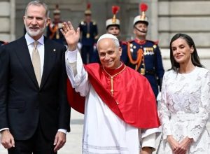 O papa Leão 14, ao centro, com o rei Felipe 6º e a rainha Letizia em frente ao Palácio Real de Madri, na Espanha, no sábado (6.jun.2026)