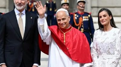 O papa Leão 14, ao centro, com o rei Felipe 6º e a rainha Letizia em frente ao Palácio Real de Madri, na Espanha, no sábado (6.jun.2026)