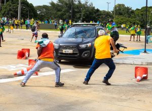 A Justiça brasileira sentenciou o motoboy por tentativa de golpe de Estado, entre outros crimes relacionados ao 8 de Janeiro; na imagem, manifestantes durante o ato extremista