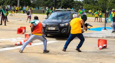 A Justiça brasileira sentenciou o motoboy por tentativa de golpe de Estado, entre outros crimes relacionados ao 8 de Janeiro; na imagem, manifestantes durante o ato extremista