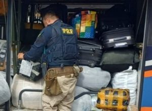 Material foi encontrado em mala pouco conservada e sem etiqueta de identificação do conteúdo • Divulgação/PRF
