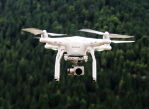 Na imagem, um drone em momento de utilização. O novo modelo proposto pela Anac cria exigências proporcionais ao grau de complexidade de cada missão dos drones