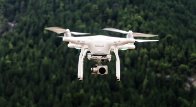 Na imagem, um drone em momento de utilização. O novo modelo proposto pela Anac cria exigências proporcionais ao grau de complexidade de cada missão dos drones