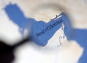 Um mapa mostrando o Estreito de Ormuz é visto nesta ilustração tirada em 22 de junho de 2025. REUTERS/Dado Ruvic/Ilustração